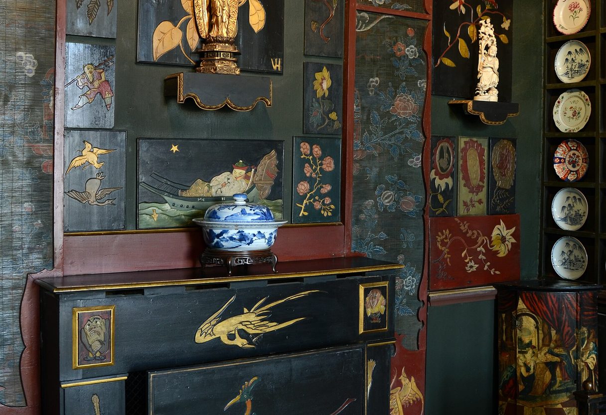 Chinese drawing room with lacquered black and red panels, gilded figures and painted plates designed by Victor Hugo